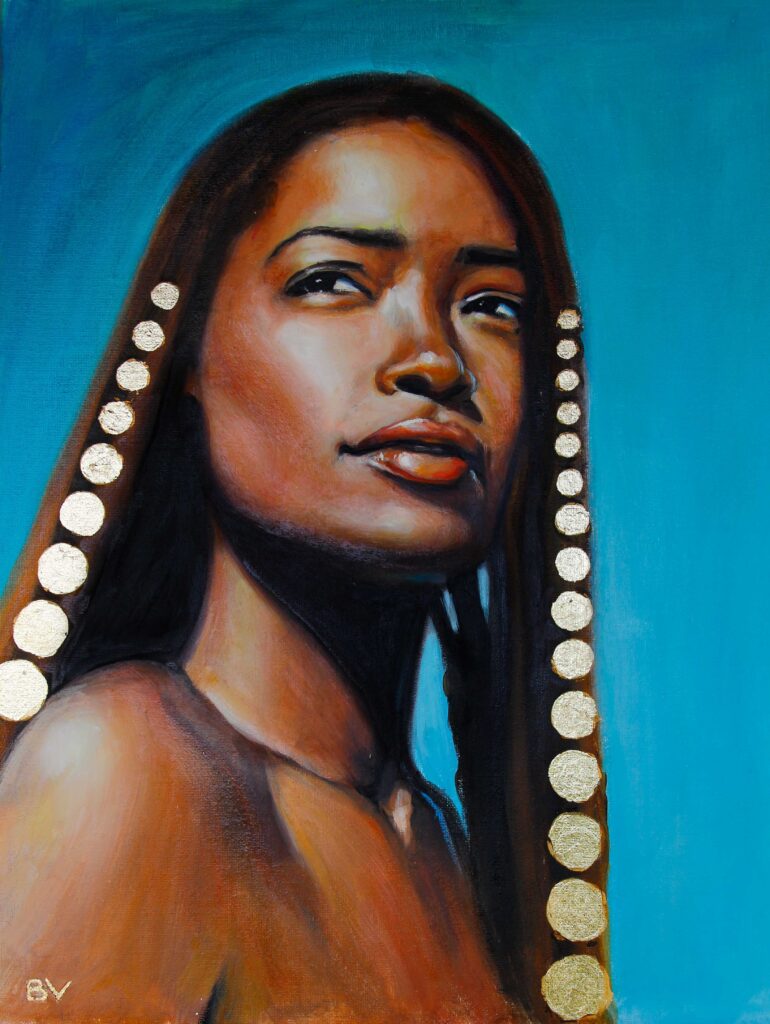 Retrato de una mujer afrodescendiente con motivos dorados.