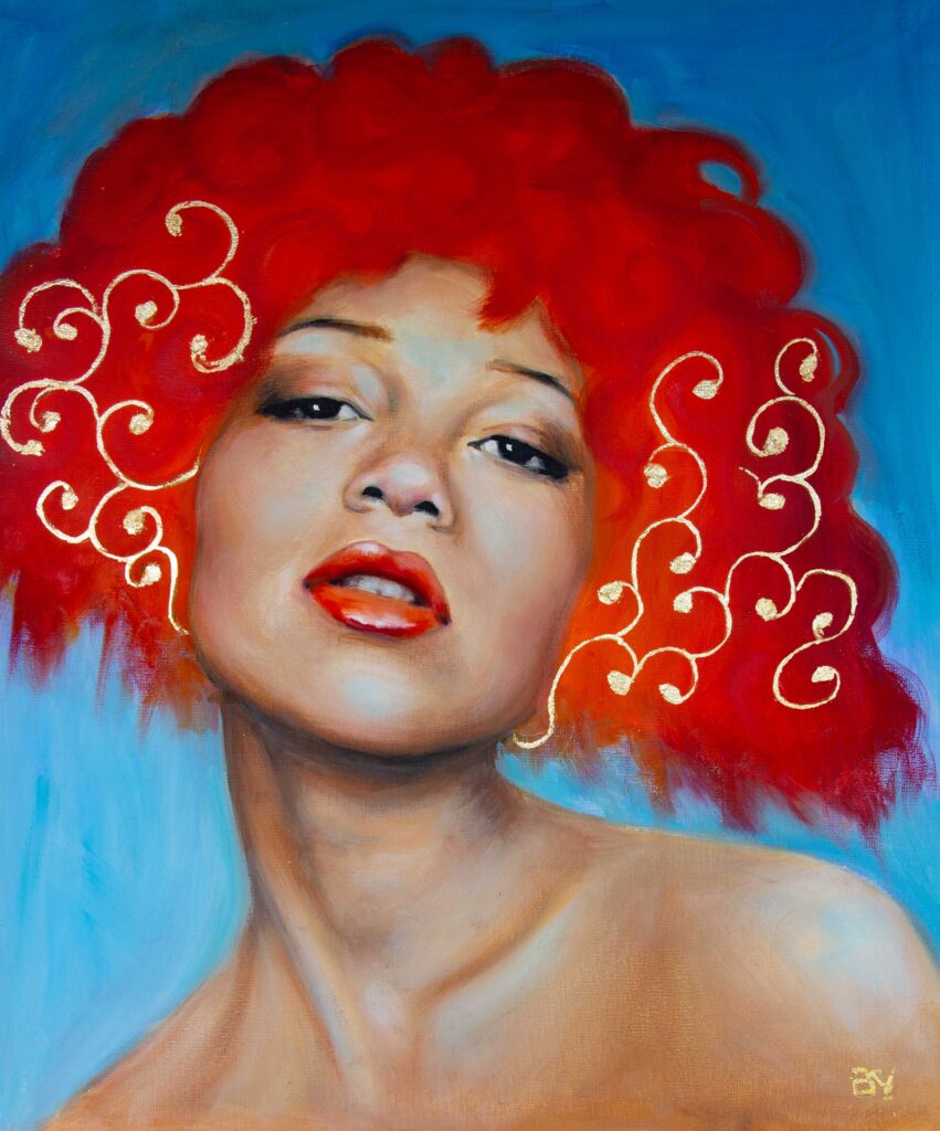 Retrato de una mujer hermosa con el pelo rojo