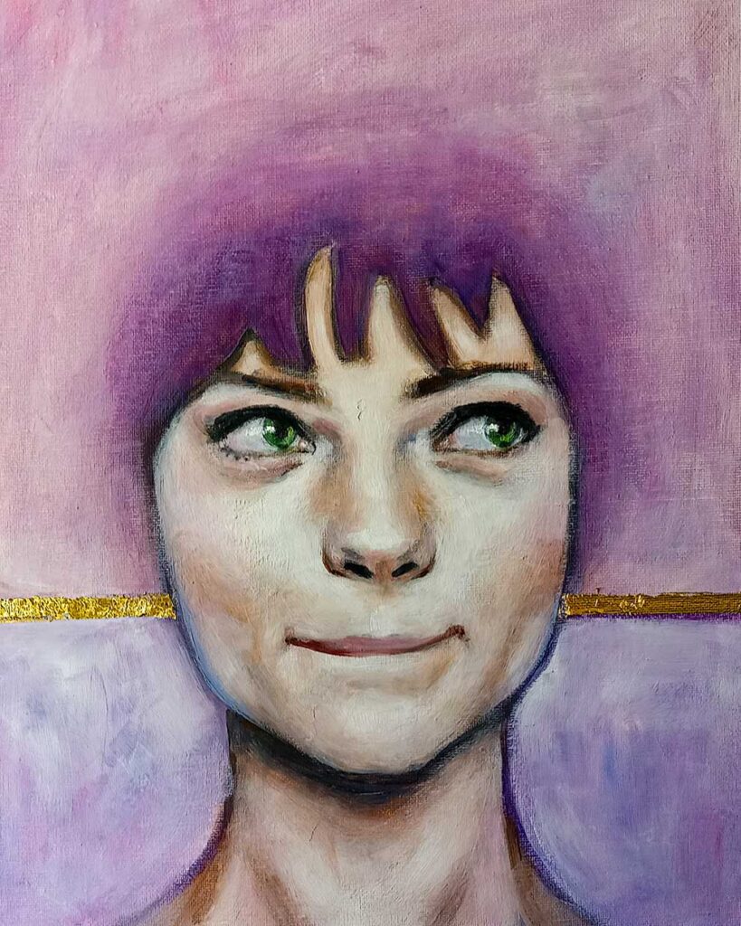 Retrato de una mujer femenina de ojos verdes sobre fondo morado