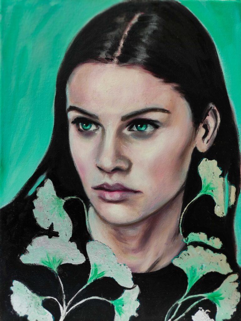 Retrato precioso y original de una mujer rodeada de vegetación esmeralda